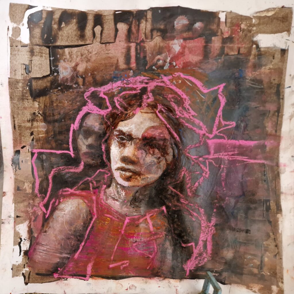 35 x35 cm maleri på papir. pige i forgrunden og anden person bagved. brunlige former i bagrunden. abstrakte pink streger omkring personer.