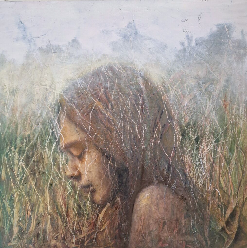 Pige portrætmaleri. Figurativt kvadratisk maleri. Alrylmaleri. Oliemaleri. Pige i profil kigger ned. Lyse, grønlige og varme farver. 60 x 60 cm. Maleriet er til salg. Uden ramme.
