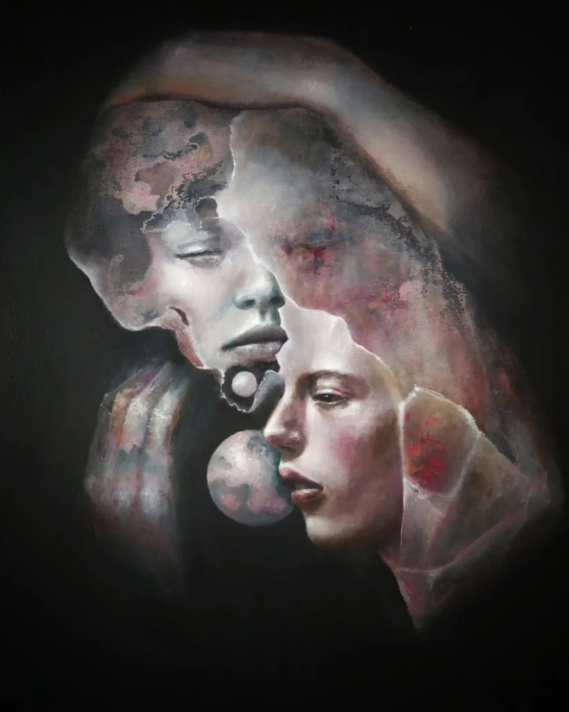 Maleri med surrealistisk, figuarativt motiv. Surrealisme i kunstværk. To ansigter som smelter sammen. Et i profil og et set forfra. Sarte rødlige og lysende farver samt effekter. Maleriet er malet med akryl og oliemaling. Maleri sælges.