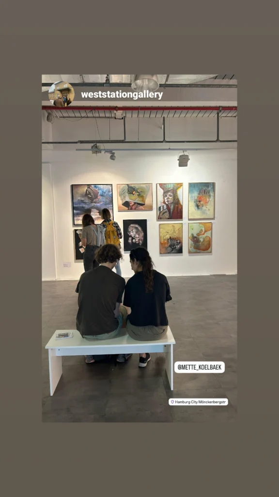 Lidt om mig. Udstilling Hamborg. Udstillingsvæg med otte malerier. Ausstellung Hamburg.